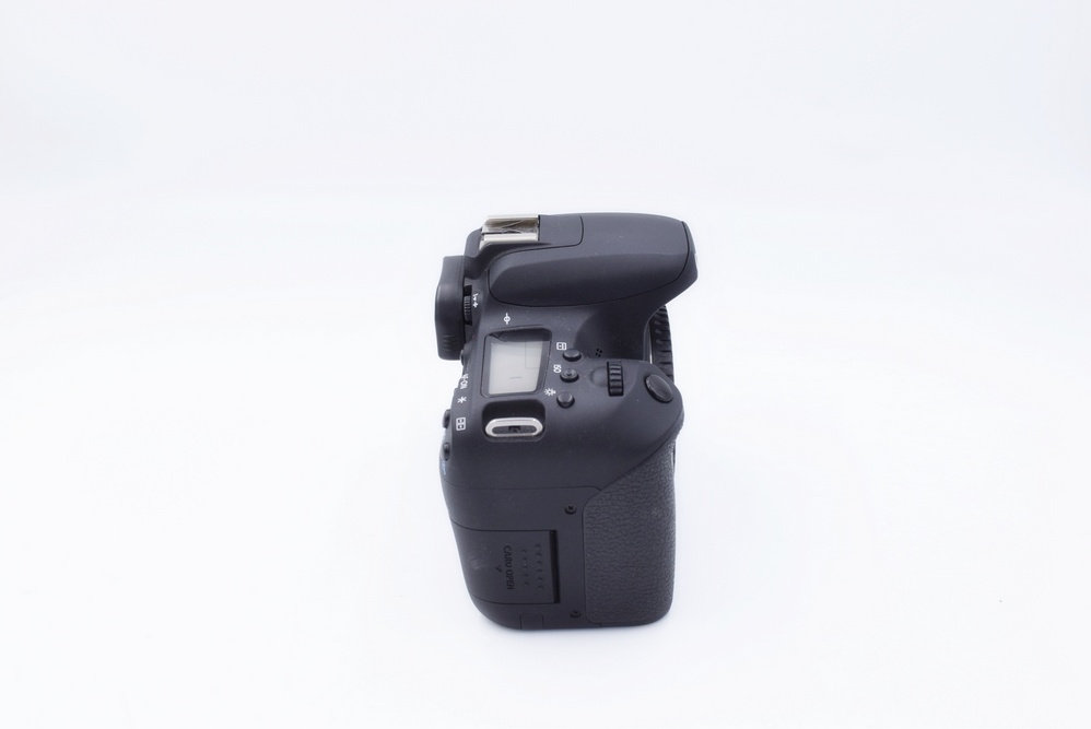 Зеркальный фотоаппарат Canon EOS 77D body (состояние 4) (б/у)