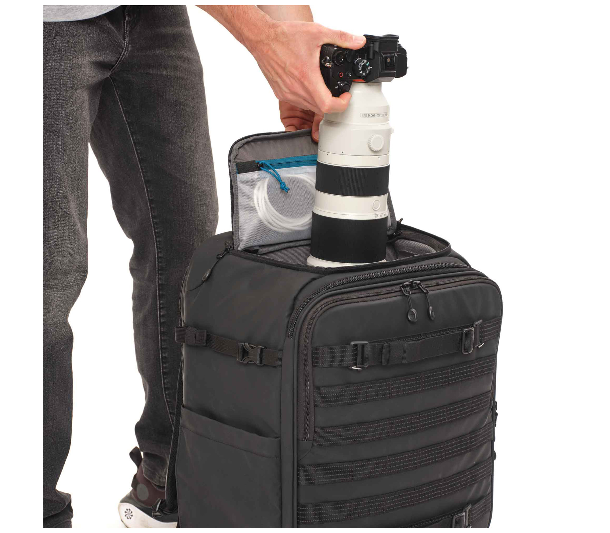 Чемодан-рюкзак на колесах Tenba Axis v2 28L Spinner Backpack Black