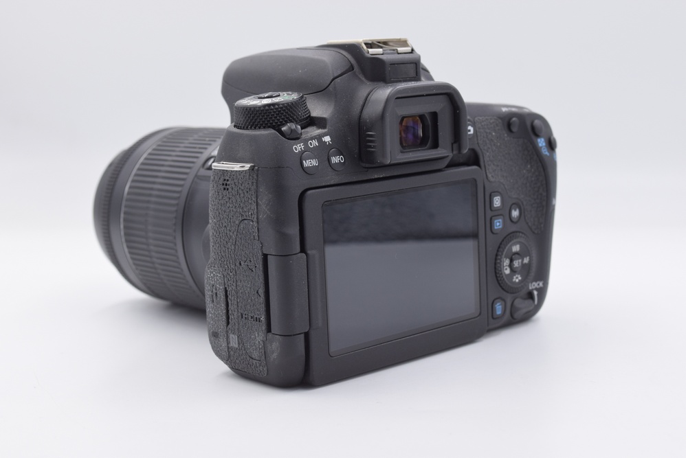 Зеркальный фотоаппарат Canon EOS 77D Kit 18-55mm IS STM (состояние 5-) (б/у)
