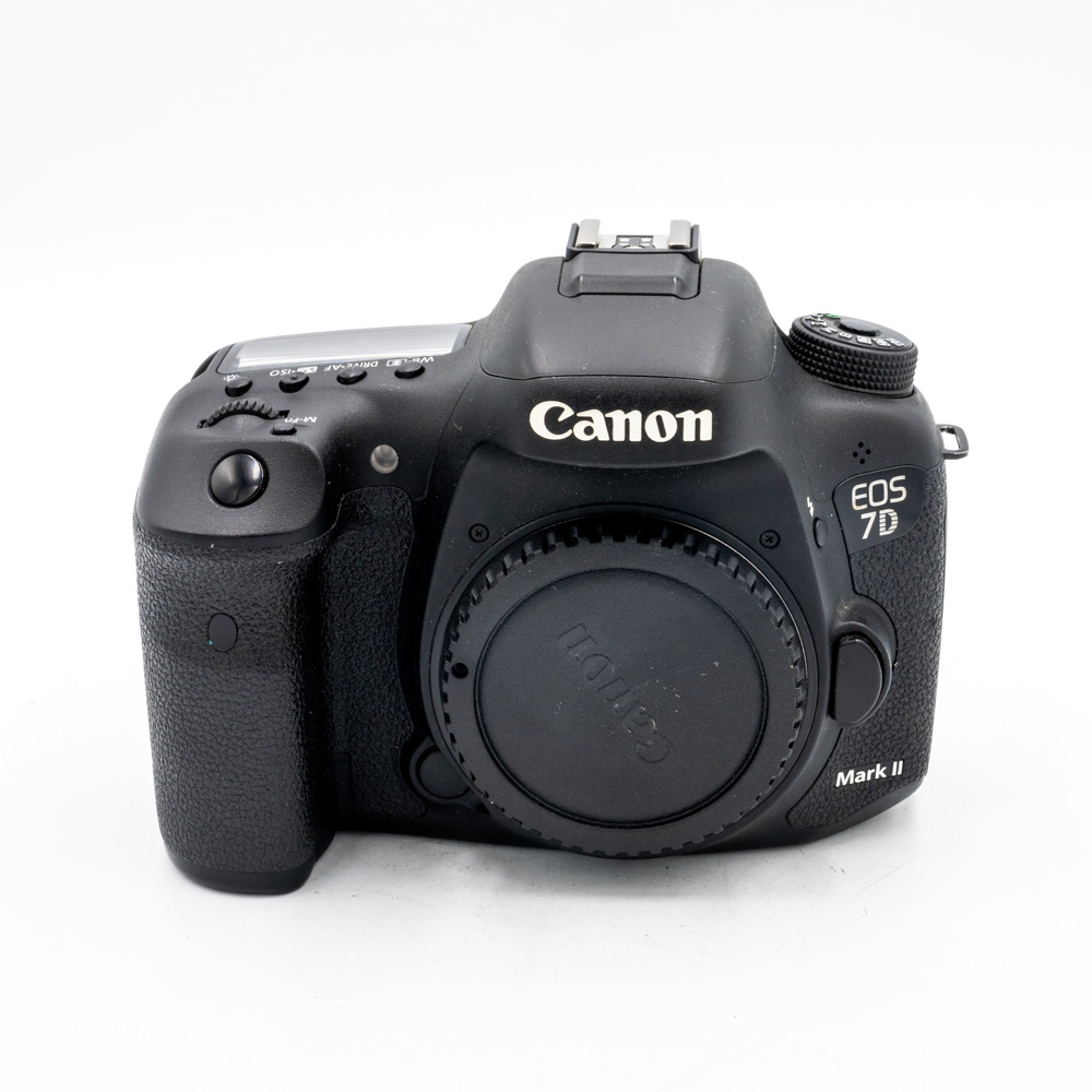 Зеркальный фотоаппарат Canon EOS 7D Mark II Body + W-E1, адаптер Wi-Fi (состояние 5) (б/у)
