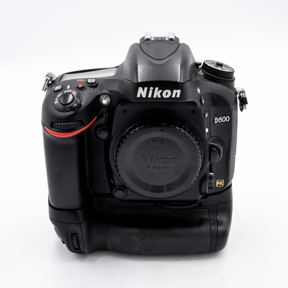 Зеркальный фотоаппарат Nikon D600 Body + MB-D14 (состояние 5) (б/у)