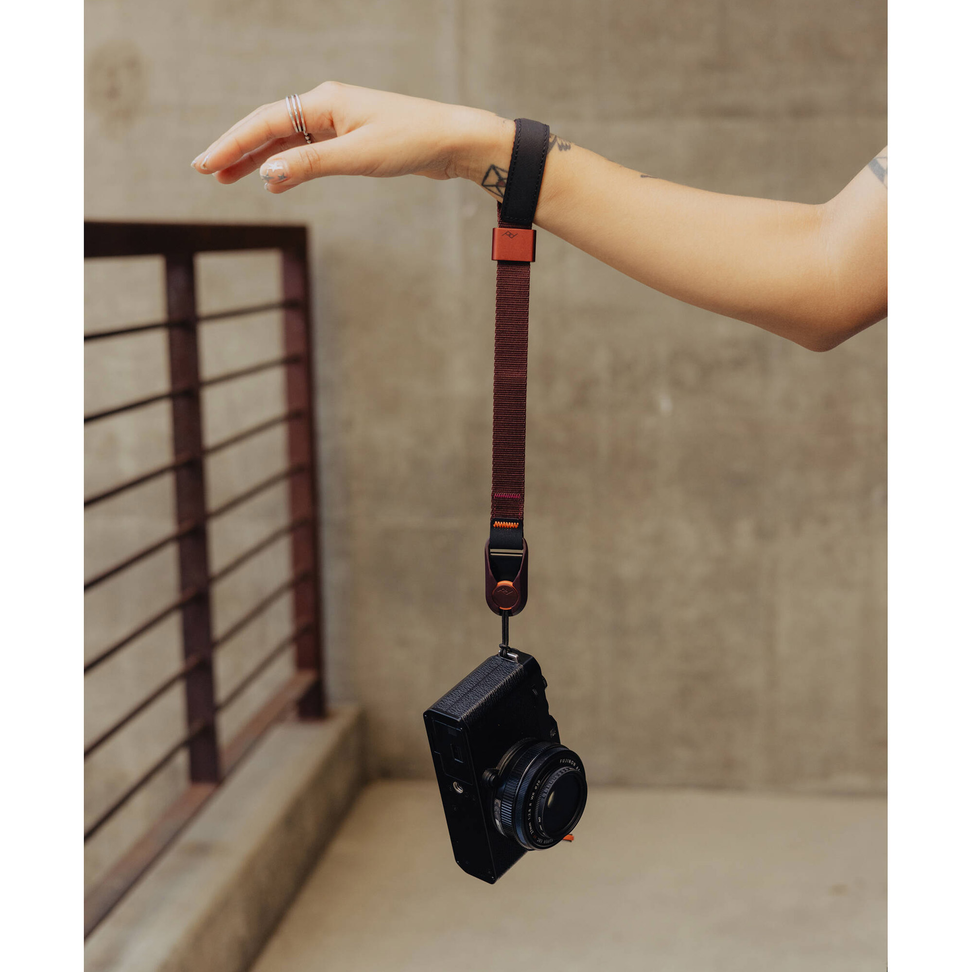 Ремень на запястье Peak Design Cuff, цвет Eclipse, бордо