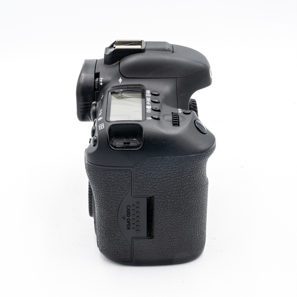 Зеркальный фотоаппарат Canon EOS 7D Mark II Body + W-E1, адаптер Wi-Fi (состояние 5) (б/у)