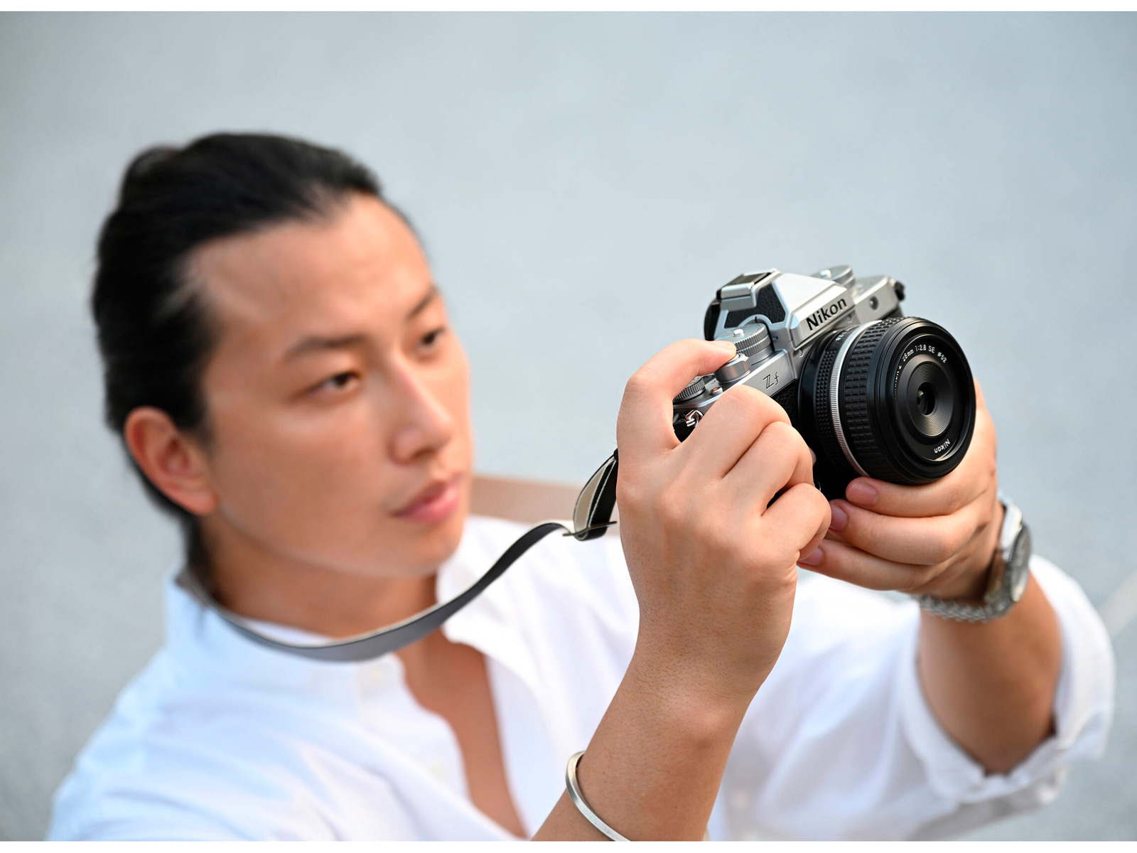 Беззеркальный фотоаппарат Nikon Z f Body, серебристый