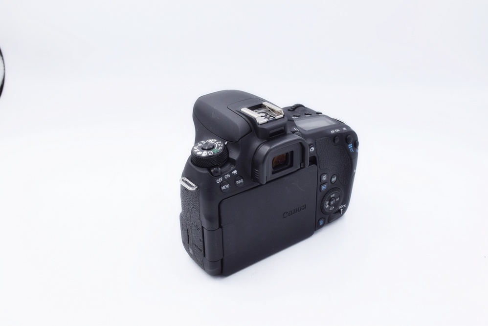 Зеркальный фотоаппарат Canon EOS 77D body (состояние 4) (б/у)