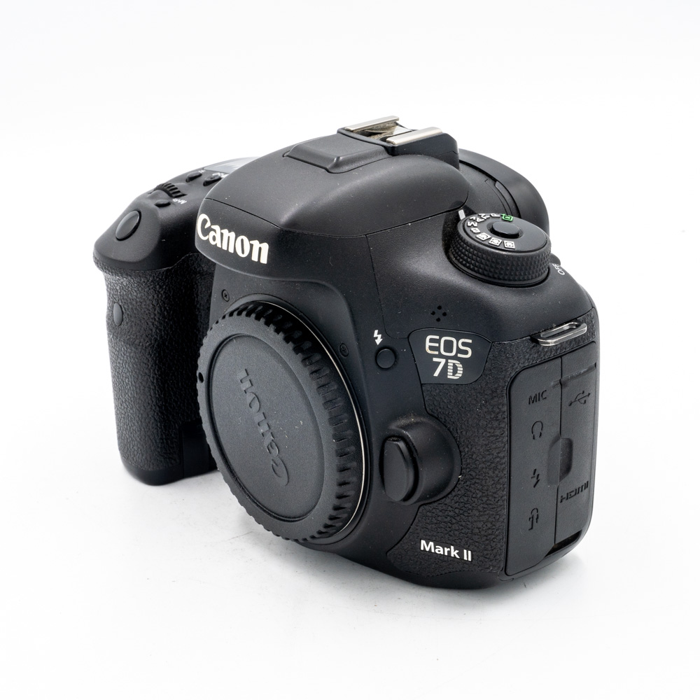 Зеркальный фотоаппарат Canon EOS 7D Mark II Body + W-E1, адаптер Wi-Fi (состояние 5) (б/у)
