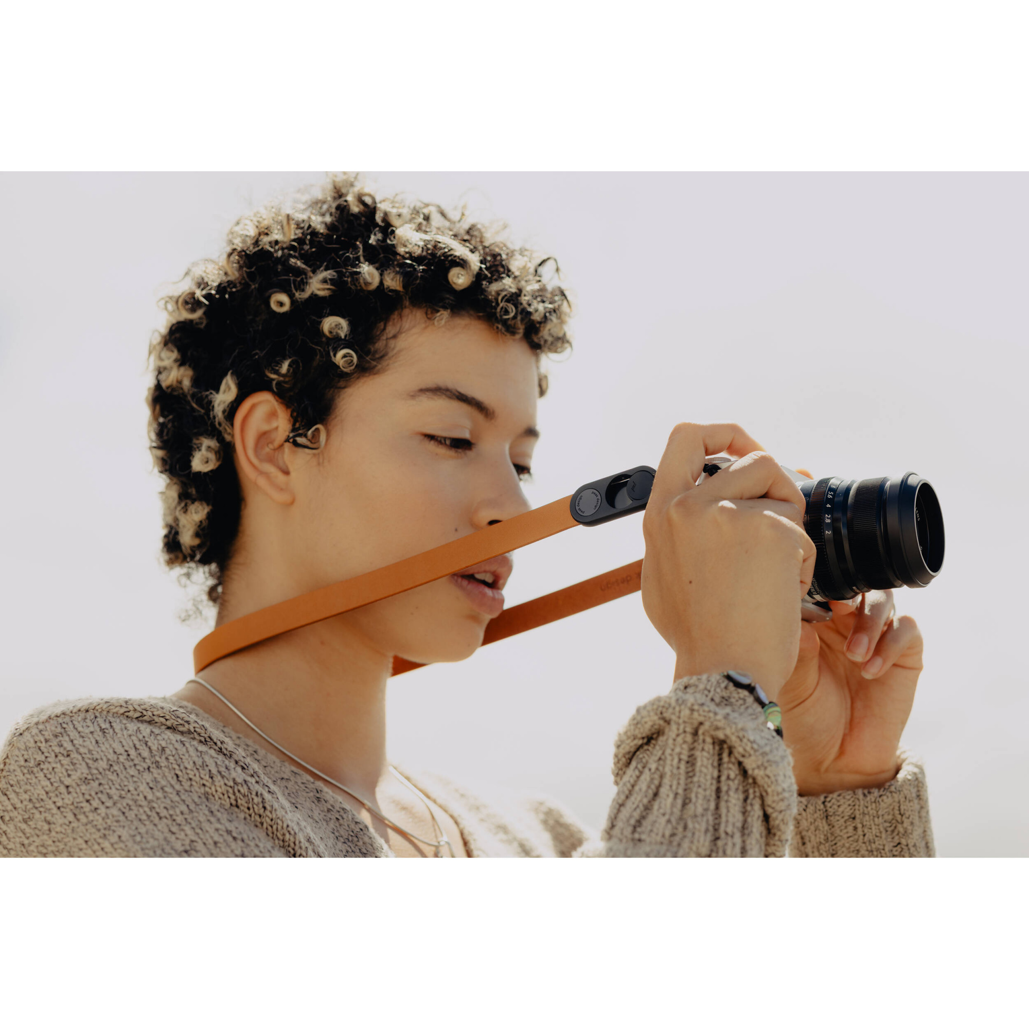 Ремень Peak Design Form Leather Neck Amber, янтарный